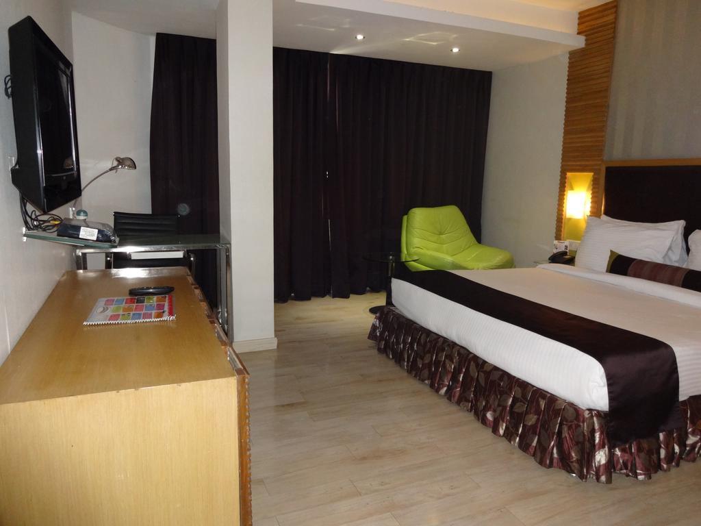 The Purple Leaf Hotels Haïdarabad Extérieur photo